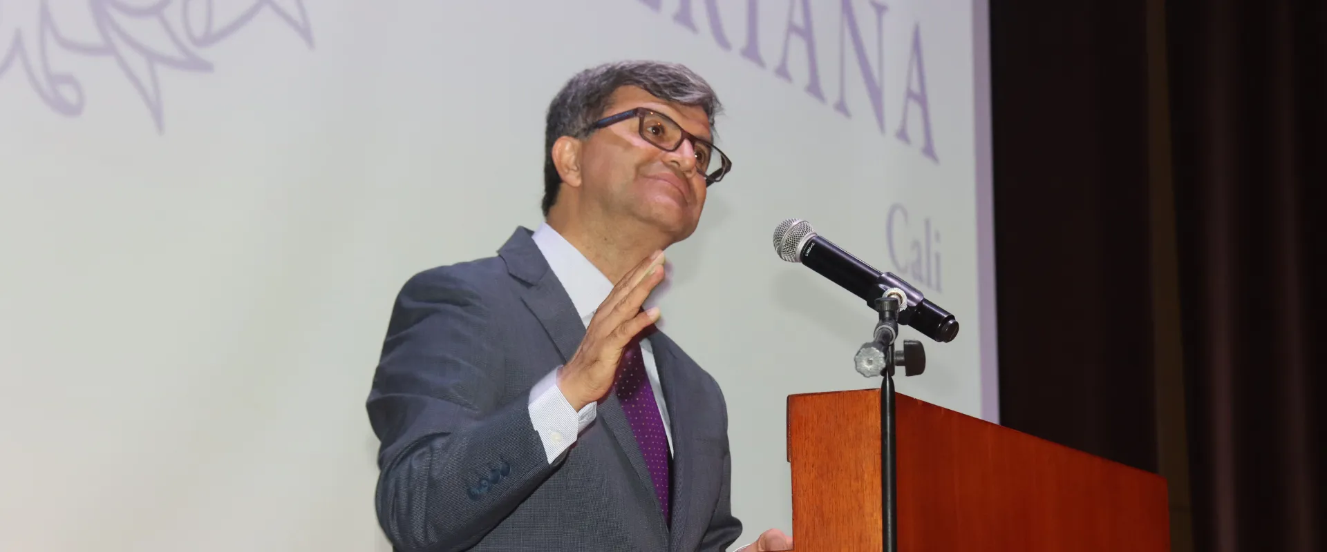 César Casas - Vicerrector Administrativo