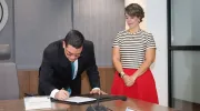 De izquierda a derecha: Pablo Rubén Vernaza, secretario general y Andrea Sánchez Quijano, directora del Programa de Derecho. De izquierda a derecha: Pablo Rubén Vernaza, secretario general y Andrea Sánchez Quijano, directora del Programa de Derecho.