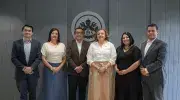 Foto oficial del acto de posesión: de izquierda a derecha, Andrés Sandoval, director del Departamento de Humanidades; Ana Marcela Uribe, directora de la Maestría en Psicología de la Salud; Camilo Rocha Niño, vicerrector académico; Ivonne Díaz Pérez, decana de la Facultad de Creación y Hábitat; María Teresa Varela, directora de Posgrados Facultad de Humanidades y Ciencias Sociales; y Pablo Rubén Vernaza, secretario general de la Seccional.