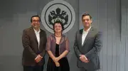 Foto oficial del acto de posesión: de izquierda a derecha, Camilo Rocha Niño, vicerrector académico; Katerine Alejandra Duque, directora de la Maestría en Interculturalidad, Desarrollo y Paz Territorial; y Pablo Rubén Vernaza, secretario general de la Seccional.  