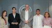 Carolina Conde Giraldo, directora del Consultorio Jurídico; Santiago Valencia, estudiante de Derecho, y Vicente Durán Casas, rector de la Javeriana Cali