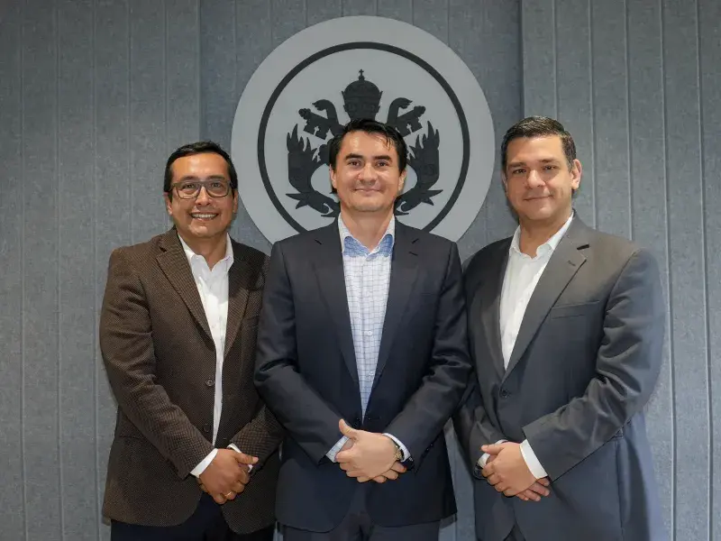 Foto oficial del acto de posesión: de izquierda a derecha, Camilo Rocha Niño, vicerrector académico; Andrés Sandoval Sarrias, director del Departamento de Humanidades; y Pablo Rubén Vernaza, secretario general de la Seccional. 