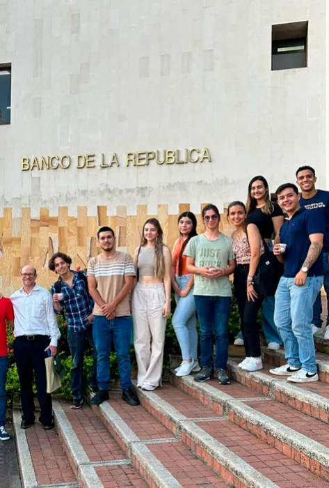 Visita al Banco de la República: estudiantes de Economía se sumergieron en el corazón financiero de la región