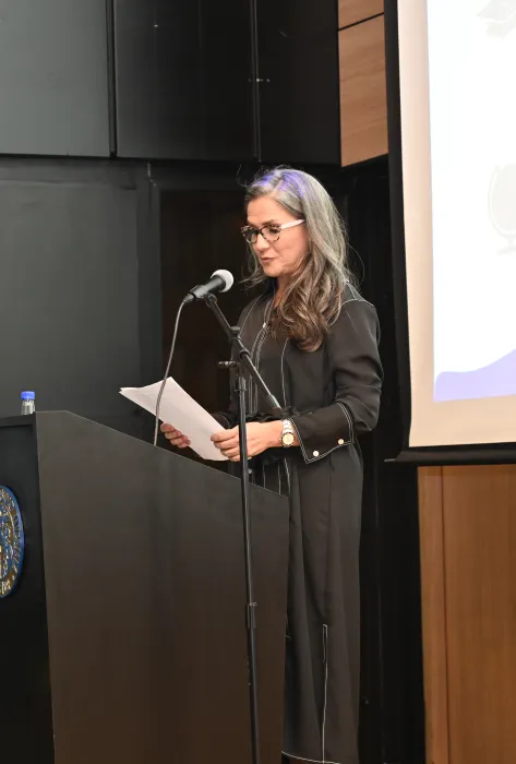 María Clara Betancourt Velazco, ganadora del Premio Ada Byron Colombia, lee su discurso.