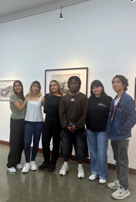 Estudiantes de Artes Visuales exploraron la memoria en la exposición 'Huellas entre lápiz y agua' Estudiantes de Artes Visuales exploraron la memoria en la exposición 'Huellas entre lápiz y agua'